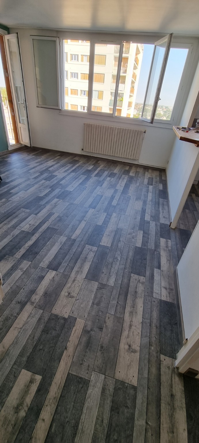 Pièce rénovée avec sol neuf