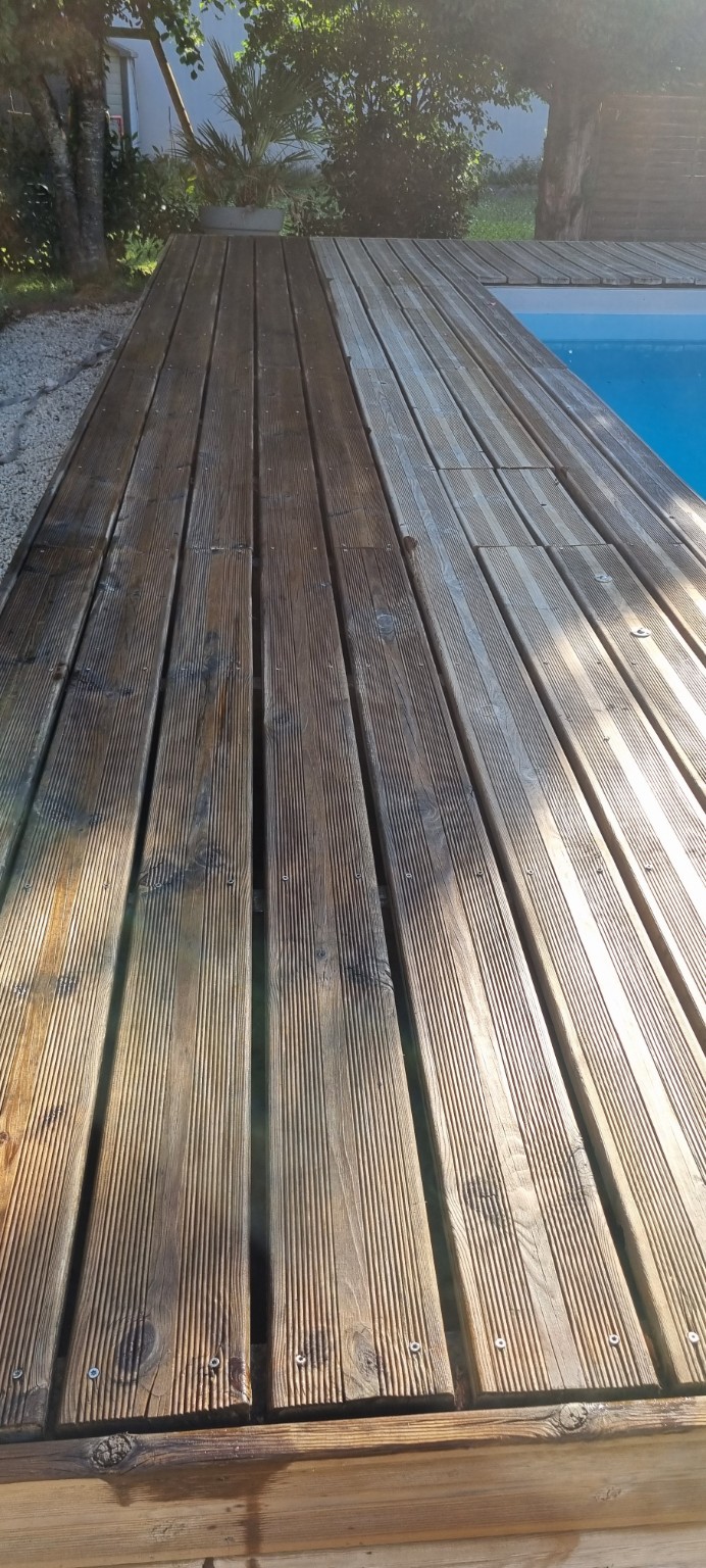Terrasse bois autour d'une piscine
